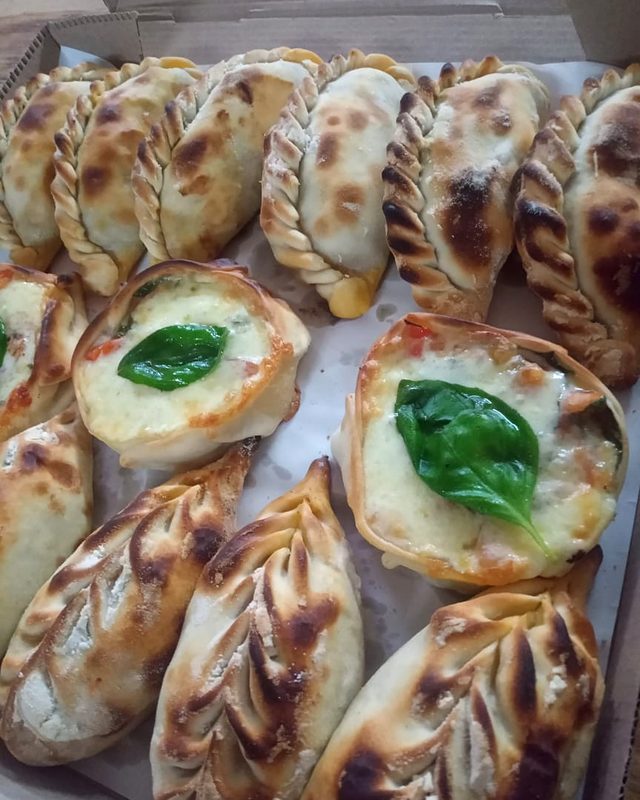 Caja de empanadas recién horneadas