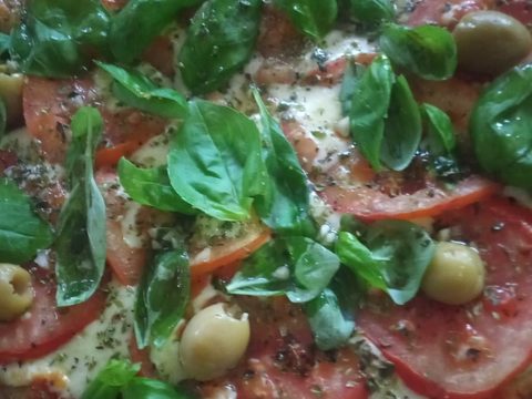 Pizza margarita con tomate, albahaca y muzzarella