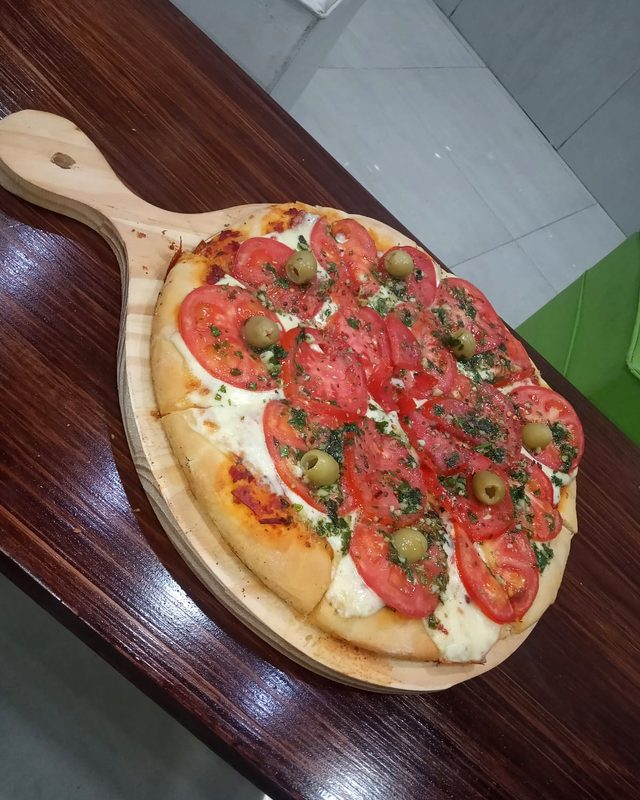 Pizza napolitana sobre una pala de madera